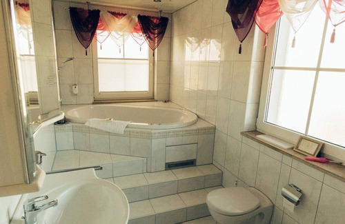 Spalt Apartment | Romantic suite with whirlpool and lake view