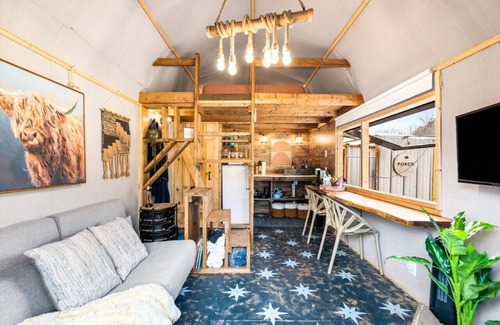 Newport House | Romantic Tiny House w Sauna, Outdoor Tub in Goat Farm