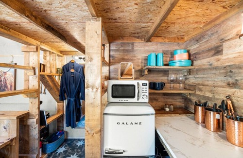 Newport House | Romantic Tiny House w Sauna, Outdoor Tub in Goat Farm