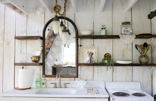 Flintstone Cottage | Romantic Treehouse on Working Family Farm-Flower & Goats-near Chattanooga