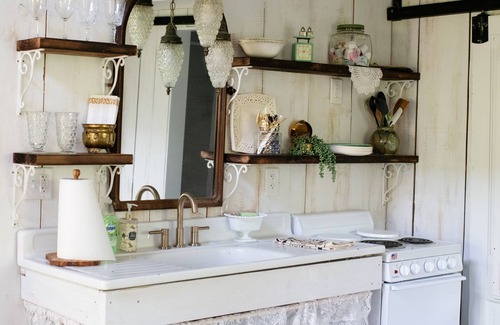 Flintstone Cottage | Romantic Treehouse on Working Family Farm-Flower & Goats-near Chattanooga