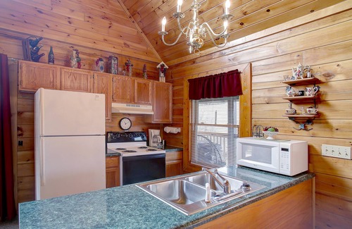 Sevierville Cabin | Romantic Valley Dream Nov 2-8, 22-25, 30-Dec 4 Book Now!