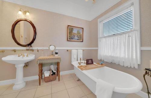 Sutter Creek Hotel | Romantic Victorian Getaway The Blue Room