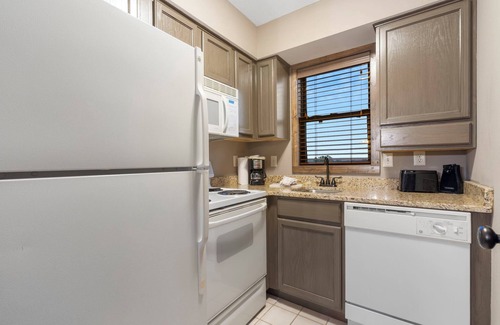 Indian Point Condo | Romantic Walk-in Suite with a Lake View Near SDC