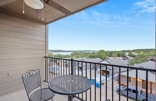 Indian Point Condo | Romantic Walk-in Suite with a Lake View Near SDC