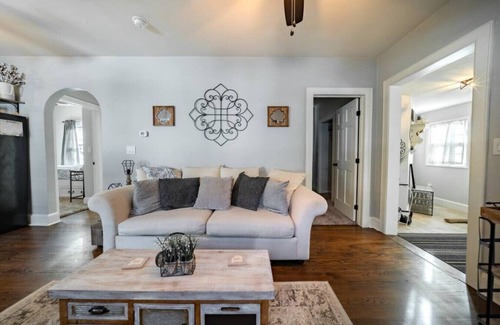 Barberton House | Romantic West Side Cottage, Barberton / Akron