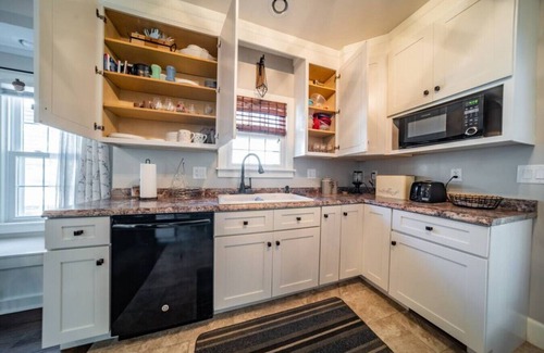 Barberton House | Romantic West Side Cottage, Barberton / Akron