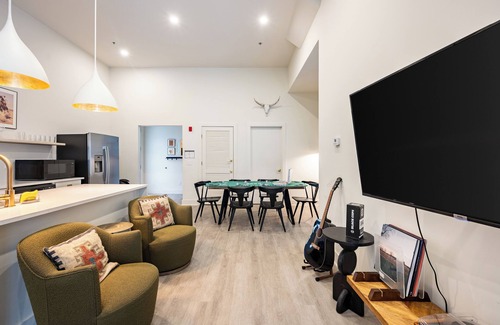 Five Points House | Rooftop Brews, Arcade, Poker & Foosball Just Minutes to Broadway | Outrider 107