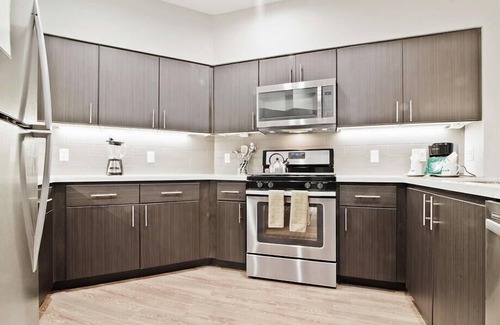 Menlo Park Apartment | Rooftop Sky Lounge w/BBQ & Fire Pit | Near Stanford Hospital