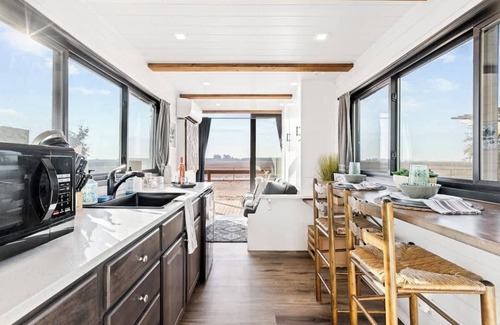 Tulare House | Rooftop Spa! Tiny Home on the Farm