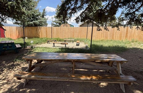 Eagle Nest Cabin | Room 9: Fisherman's Bunk - 15 minutes from Red River/Angel Fire