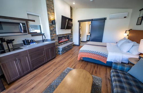 Mammoth Lakes Hotel | Room for Adventure Seekers Near Devils Postpile – 2 Min Walk to Hiking Trails