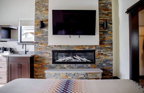 Mammoth Lakes Hotel | Room for Adventure Seekers Near Devils Postpile – 2 Min Walk to Hiking Trails