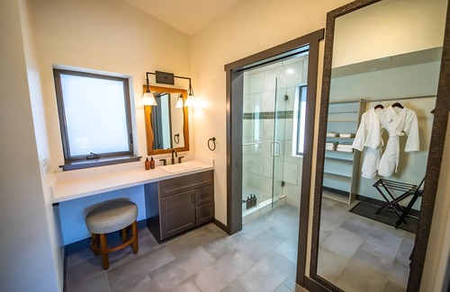 Mammoth Lakes Hotel | Room for Adventure Seekers Near Devils Postpile – 2 Min Walk to Hiking Trails