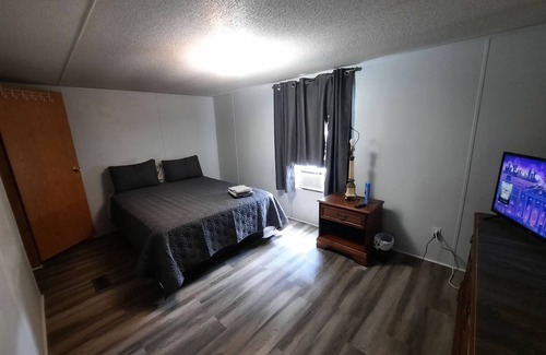 Stanton House | Room in mobile home with WiFi, AC, free washer & dryer. 5 miles from Blue Oval