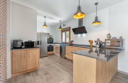 Murchas Apartment | Room 'La Boheme 3' with Mountain View, Wi-Fi and Air Conditioning