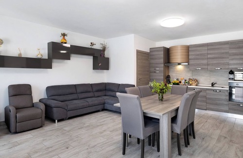 Cervere Apartment | Room 'Mimosa' with Shared Terrace, Wi-Fi and Air Conditioning
