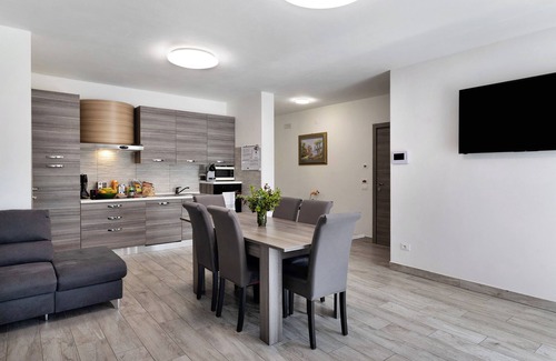 Cervere Apartment | Room 'Mimosa' with Shared Terrace, Wi-Fi and Air Conditioning