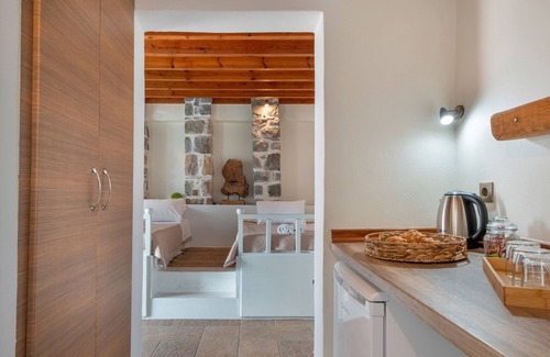 Skala Apartment | Room 'Triple Pool View No 4' with Shared Pool, Wi-Fi and Air Conditioning