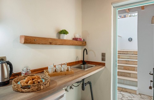 Skala Apartment | Room 'Triple Pool View No 4' with Shared Pool, Wi-Fi and Air Conditioning