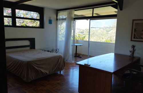 Caucaguita Bed & Breakfast | Room with balcony and view