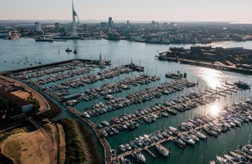Gosport Hotel | Rooms at Haslar Marina