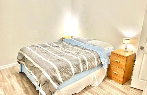 Northside Apartment | Rooms by Month JAX Airport & Zoo