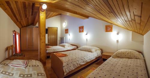 Hudajuzna Apartment | Rooms with shared kitchen Zver, great for hikers