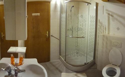 Hudajuzna Apartment | Rooms with shared kitchen Zver, great for hikers