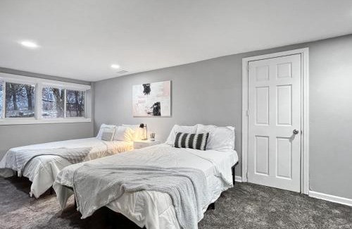 Des Moines House | Roomy 4br By Drake Sleeps 13 Huge Yard