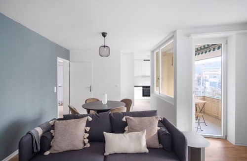 Oerlikon Apartment | Roomy Oerlikon 3.5 Room w/Parking, 1min to Train Station, by Blueground