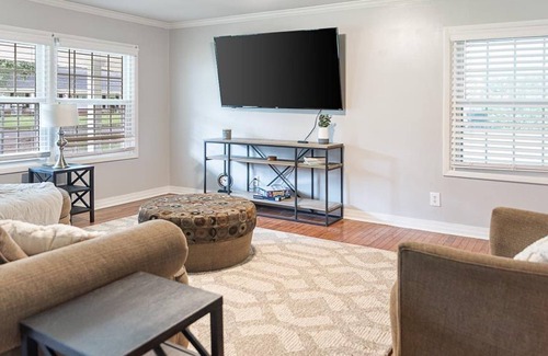 Grand Bay House | Roomy Ranch on the Coast