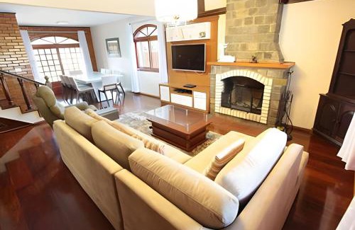 Floresta House | Rosa Edifício Monte Carlo