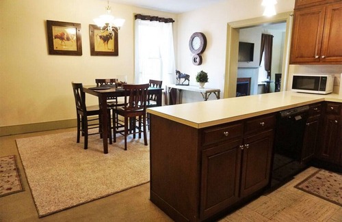 Coshocton Apartment | Roscoe Retreat in Heart of Historic Roscoe Village