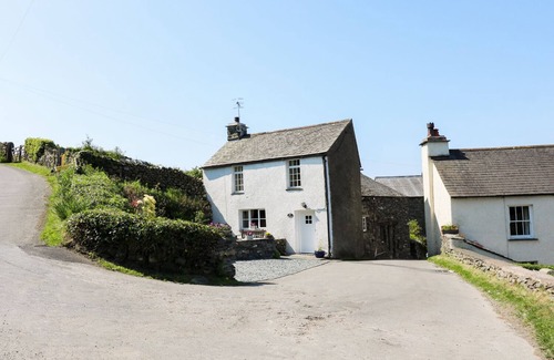 Broughton Mills Cottage | ROSE COTTAGE, pet friendly, with hot tub in Broughton-In-Furness