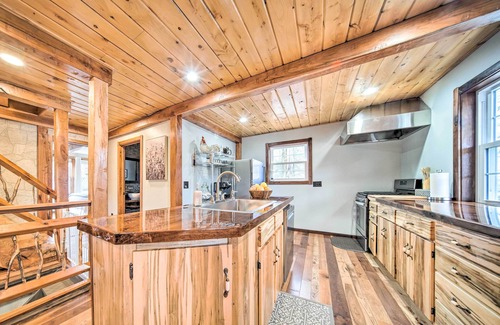 Spartansburg House | 'Rose Valley House': Yard, Deck + Game Room!