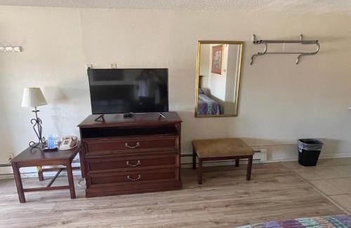 Fox Farm-College Hotel | Round-Up Motel