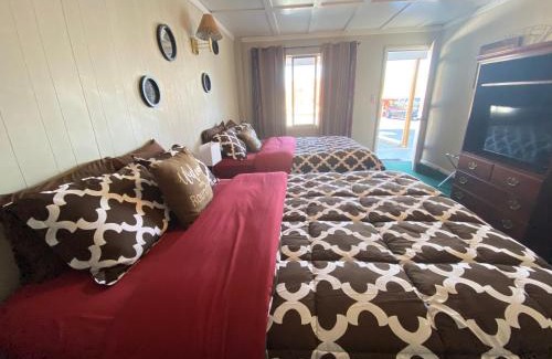 Thermopolis Hotel | Roundtop Mountain Vista - Cabins and Motel