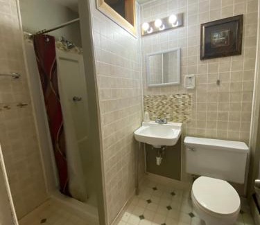 Thermopolis Hotel | Roundtop Mountain Vista - Cabins and Motel