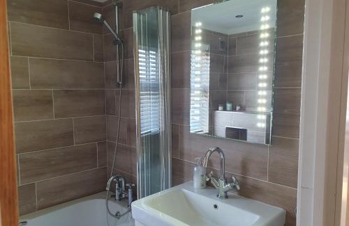 Arnold House | Routh 2-Bed Luxury Lodge Hot Tub & Lake View