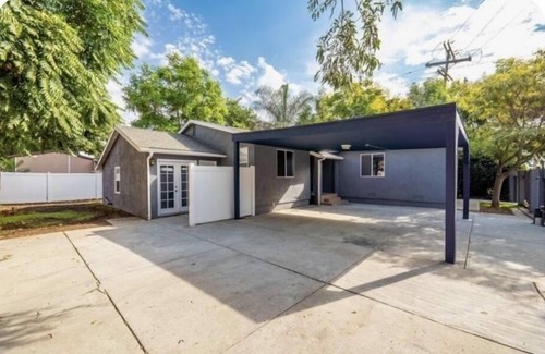 Canoga Park House | Royal Comfort