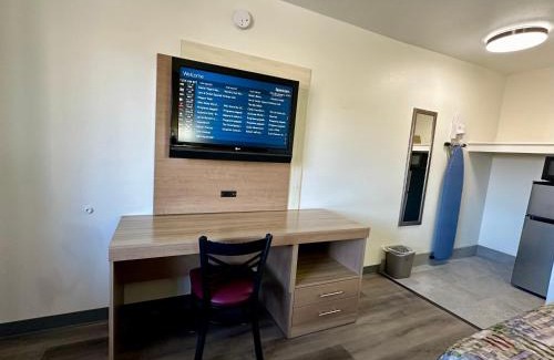 Paw Creek Hotel | Royal Inn and Suites Charlotte Airport