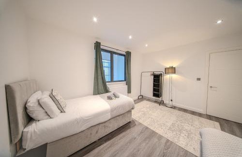 Brentwood Apartment | Royal Oak 9 - FREE PARKING - Perfect for Contractors - Wi-Fi - Long Term Stays