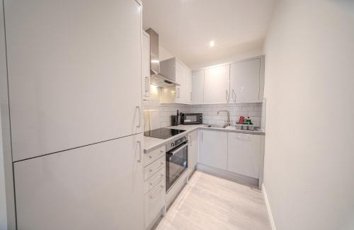 Brentwood Apartment | Royal Oak 9 - FREE PARKING - Perfect for Contractors - Wi-Fi - Long Term Stays