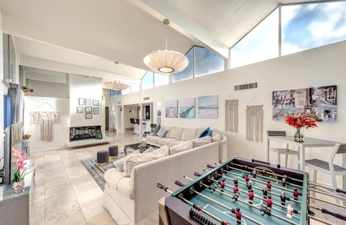 Rhodes Ranch House | Royal Palace -W/pool 5 Min to Strip & Convention