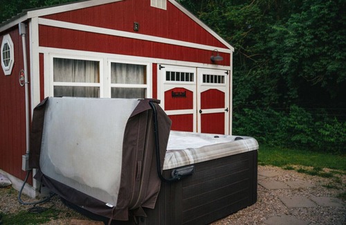 West Newton Cabin | Ruby’s Red Cabin Hot Tub Nature Horses Indy