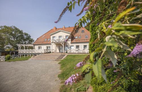 Bergen auf Ruegen Apartment | Ruhig und idyllische Lage, strandnah, gratis Nutzung vom AHOI Erlebnisbad und Sauna in Sellin- Gutshaus Silvitz FeWo 04