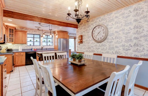 Lake Lure House | Rumbling Falls-5BR, 3.5BA, bold rushing creek, fire pit, hot tub, pool table, in Resort.