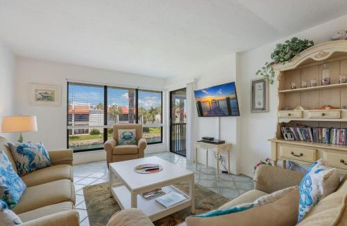 Bradenton Beach Apartment | Runaway Bay 283 condo