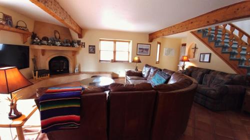 Red River House | Running Bear River Lodge - Pet Friendly - On The River - Grill - WiFi - Cable - Washer - Dryer - Fireplace
